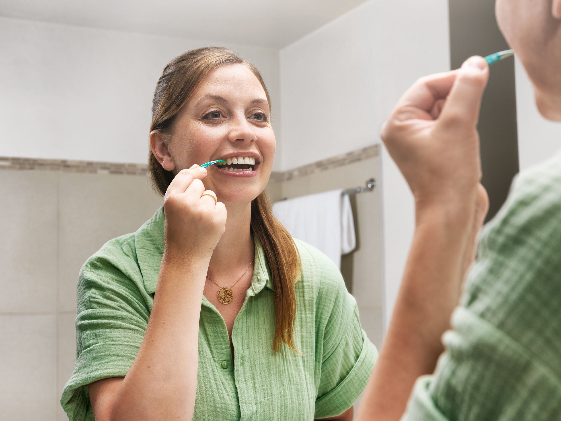 La donna pulisce tra i denti con il GUM SOFT PICKS PRO