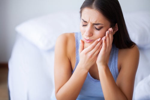 Zapalenie okostnej zęba – przyczyny, objawy, powikłania