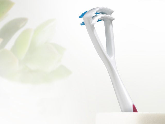 kobieta ze szczoteczka do czyszczenia jezyka 