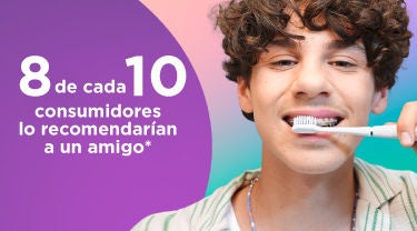 Adolescente con brackets y el cepillo GUM SONIC ORTHO