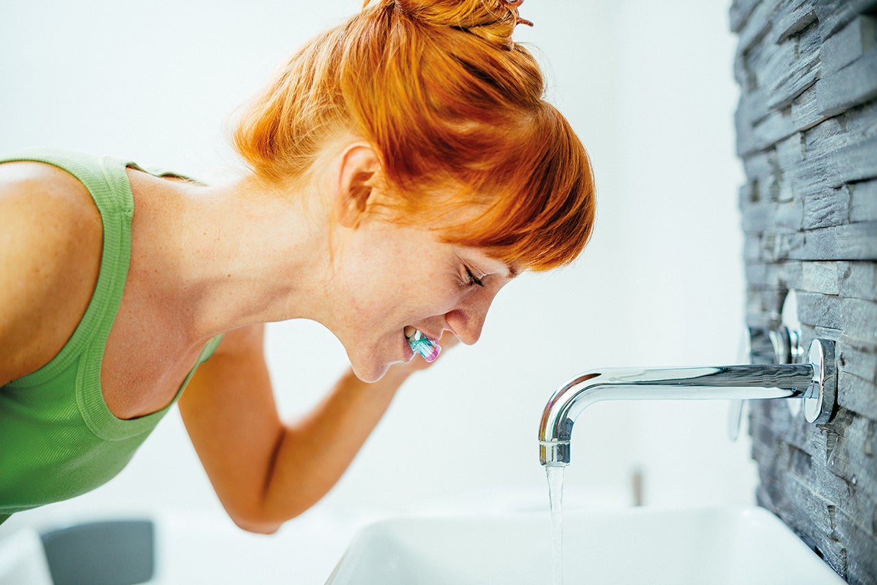 Pulizia dei denti a casa