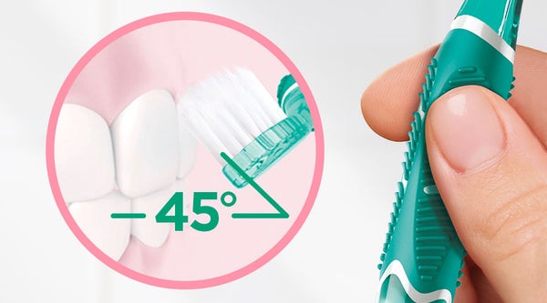 GUM PRO SENSITIVE SPAZZOLINO UOMO MORBIDO In-context-GUM-PRO-SENSITIVE-TB-45-degrees-brushing-handle