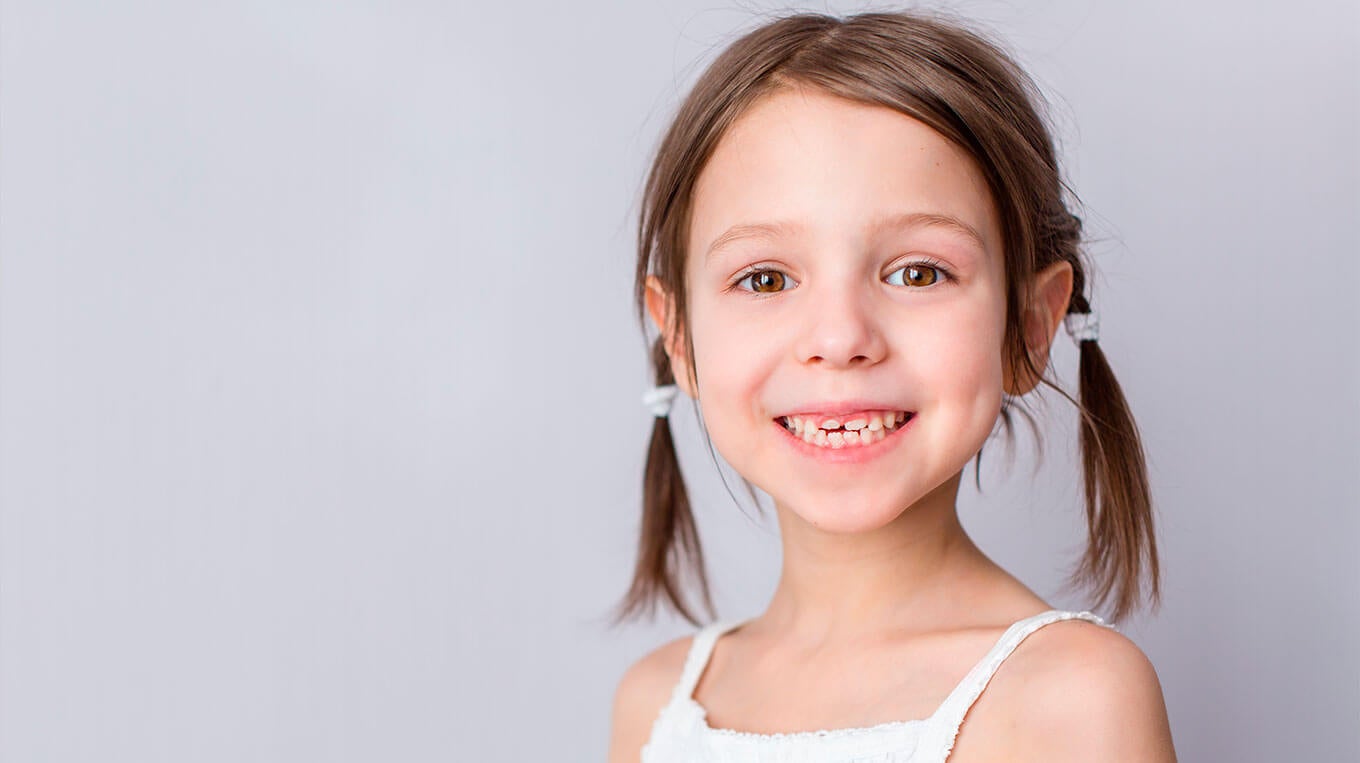 Girl with open mouth without milk tooth Shutterstock_187922510