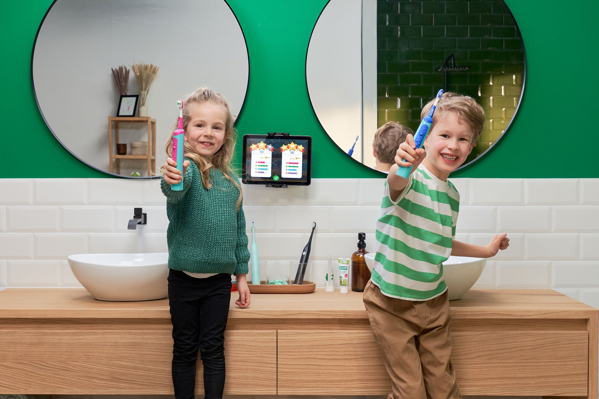 In-context-two-children-in-bathroom-have-fun-with-their-GUM-Playbrush-in-hand-by-using-the-app