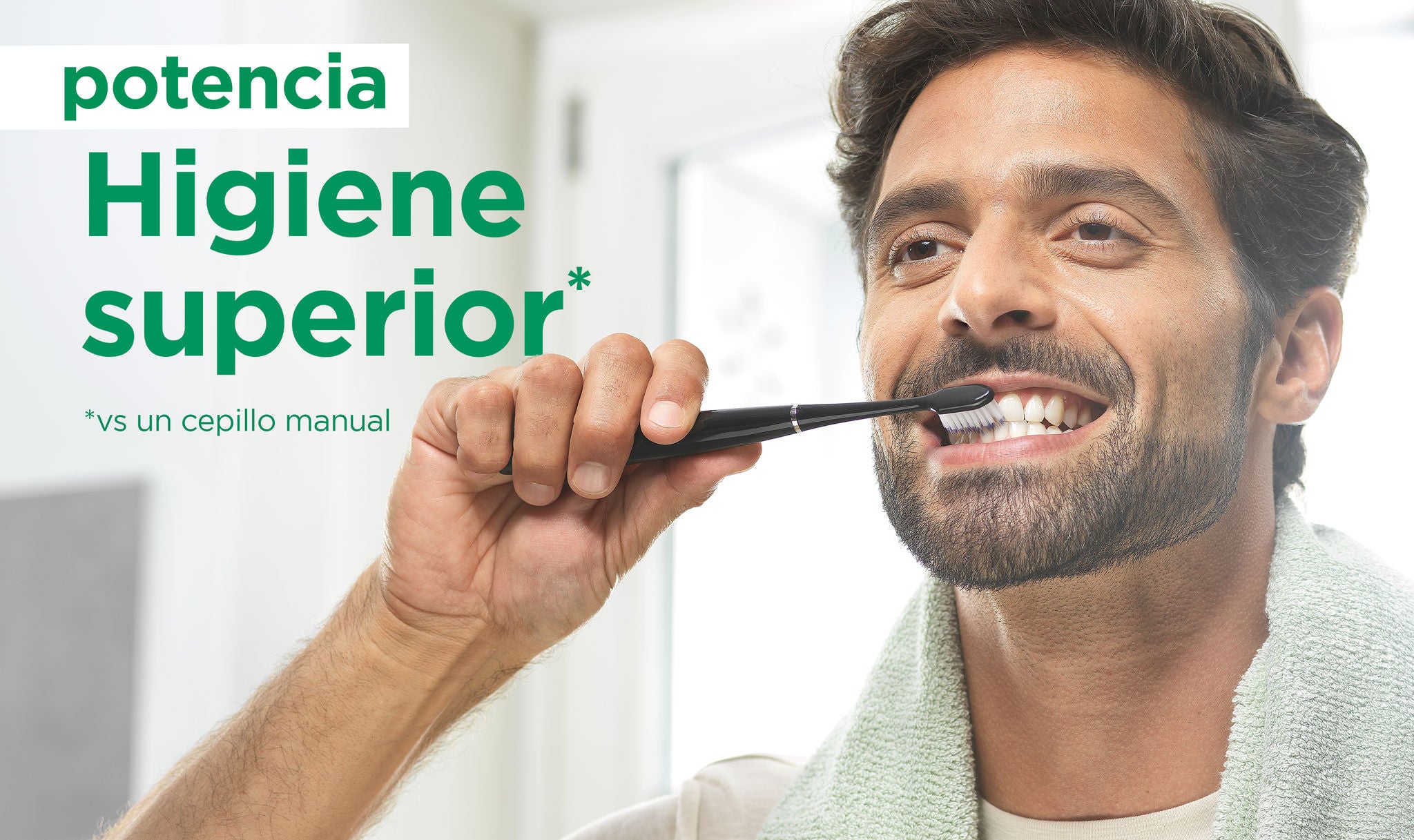 Hombre en el baño lavandose los dientes con un cepillo GUM SONIC DAILY