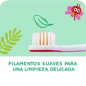 GUM BABY Cepillo de dientes colocado a un lado y una pluma ilustrada en las cerdas