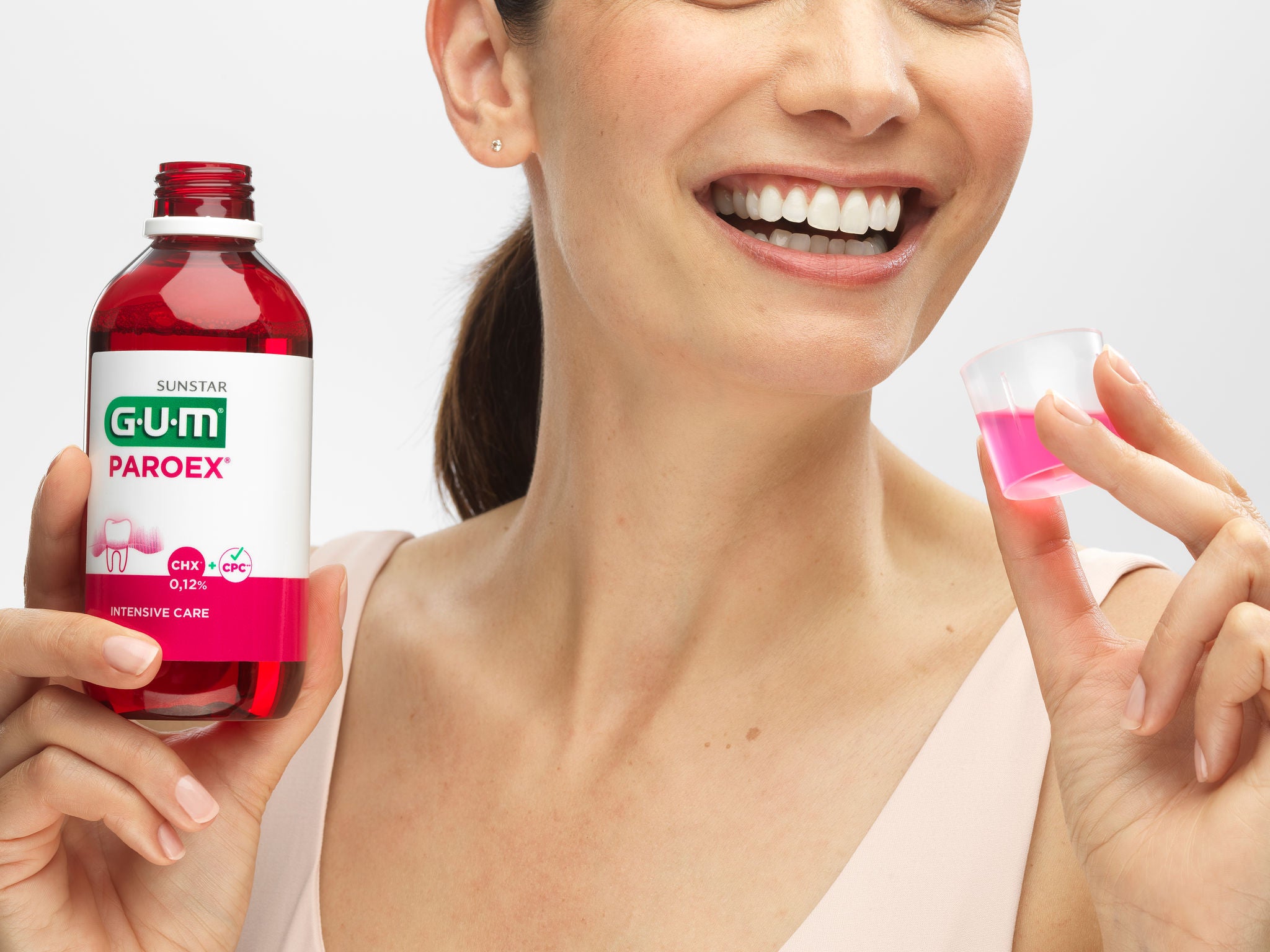 In-context-GUM-PAROEX-Mouthwash-Intensive-Action-Woman-is-preparing-to-rinse.jpg