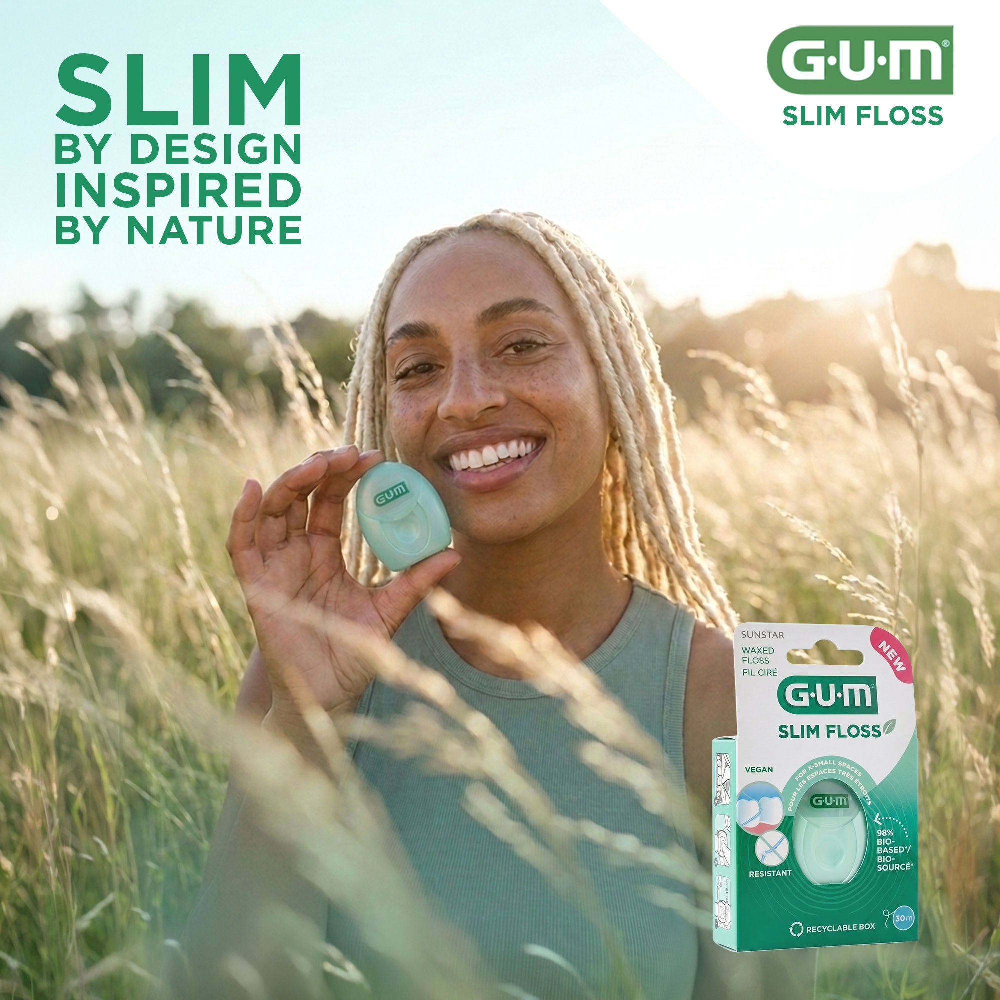 Die lächelnde Dame hält die GUM SLIM FLOSS in der Hand 