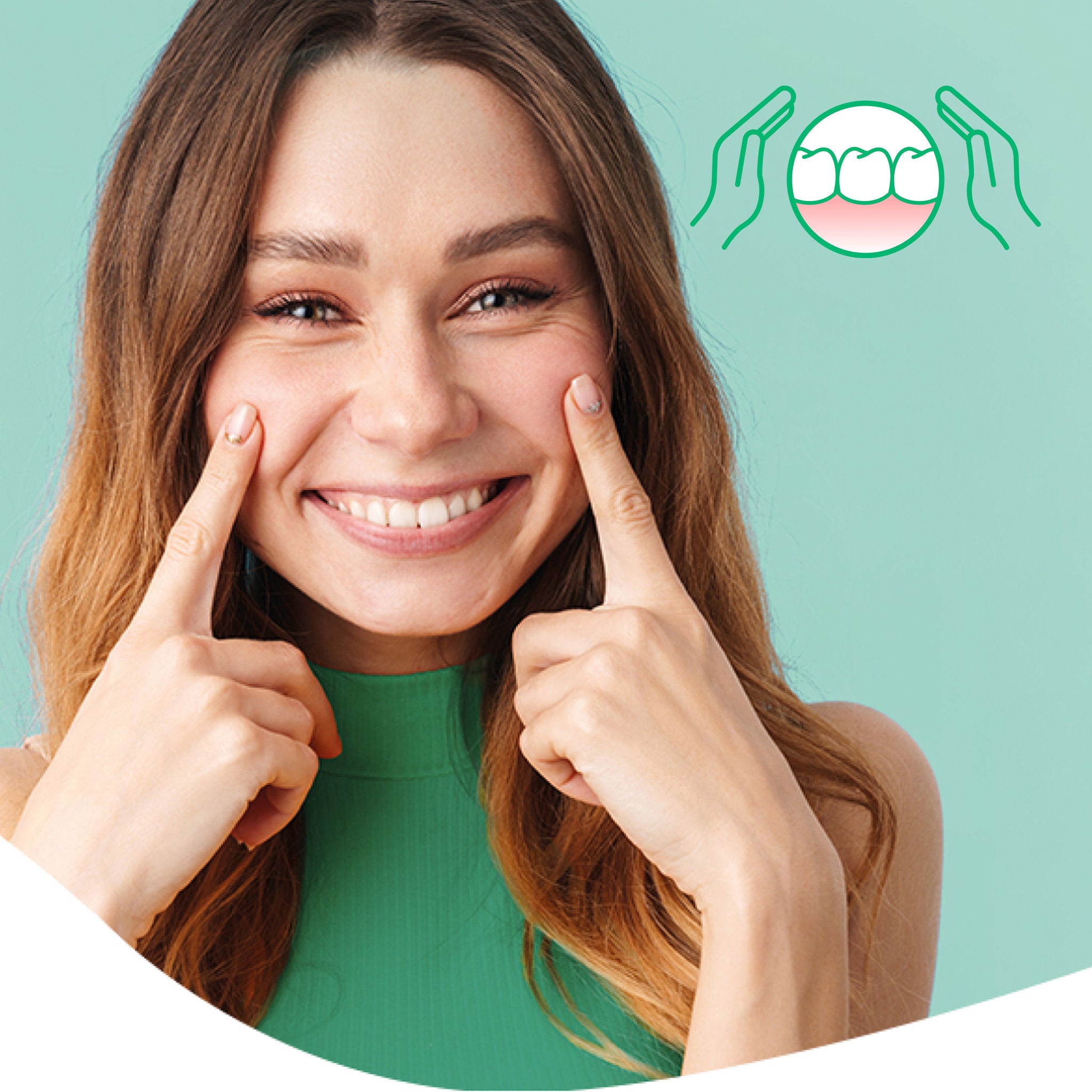 Mujer sonriendo y girando alrededor de sus dedos como un giro en el baño 