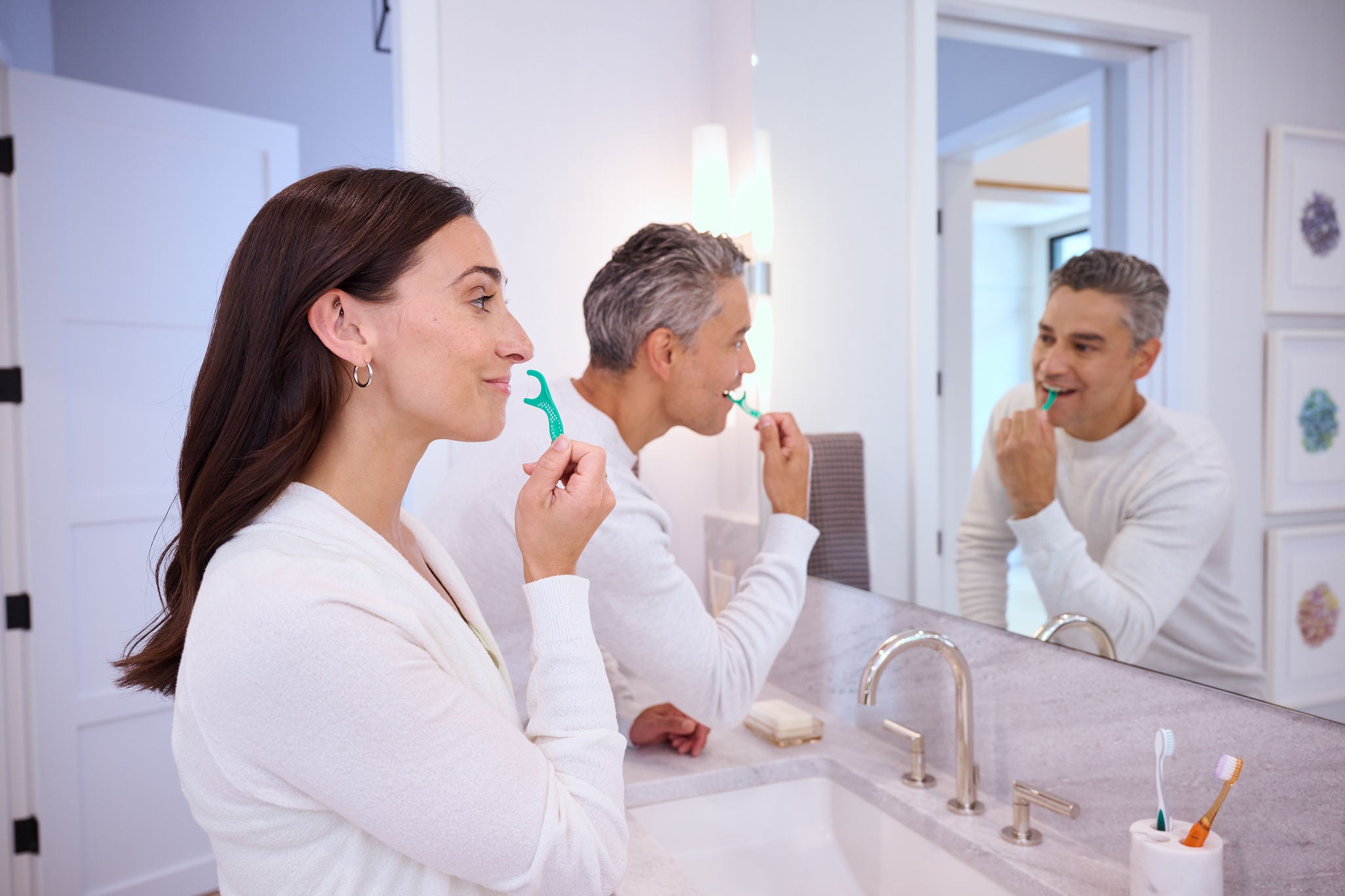 Cómo limpiar entre los dientes