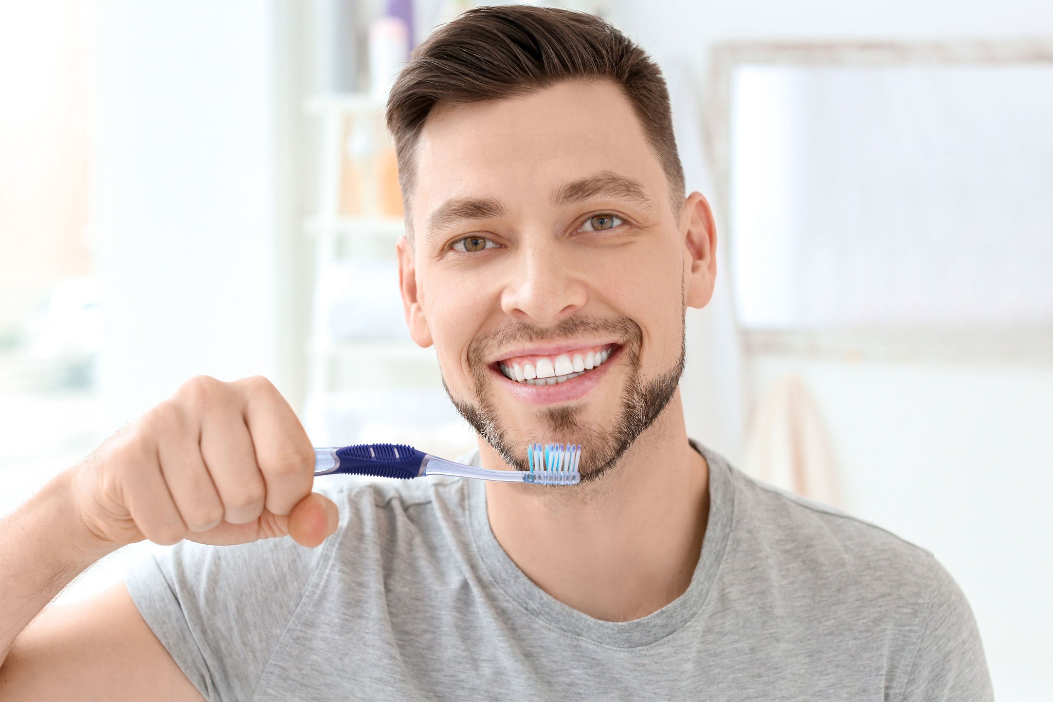 Cómo cepillarse los dientes correctamente en 4 sencillos pasos 