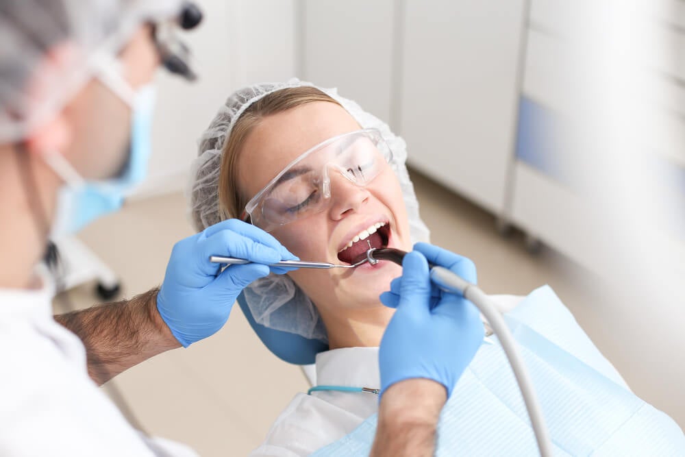 Szynowanie rozchwianych zębów – na czym polega zabieg?
