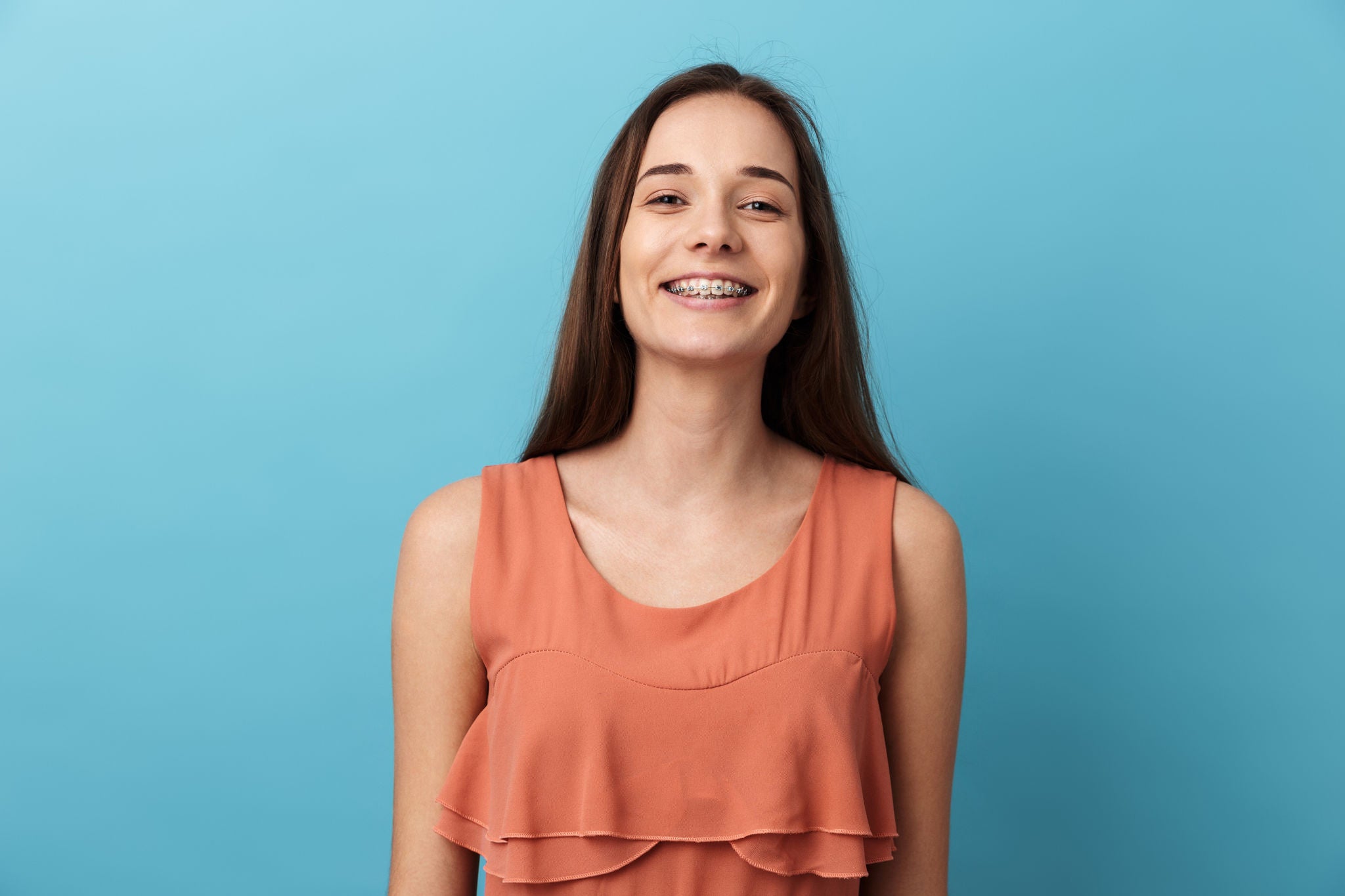 Cómo usar hilo dental con aparatos ortodónticos: 4 maneras fáciles de una sonrisa saludable 