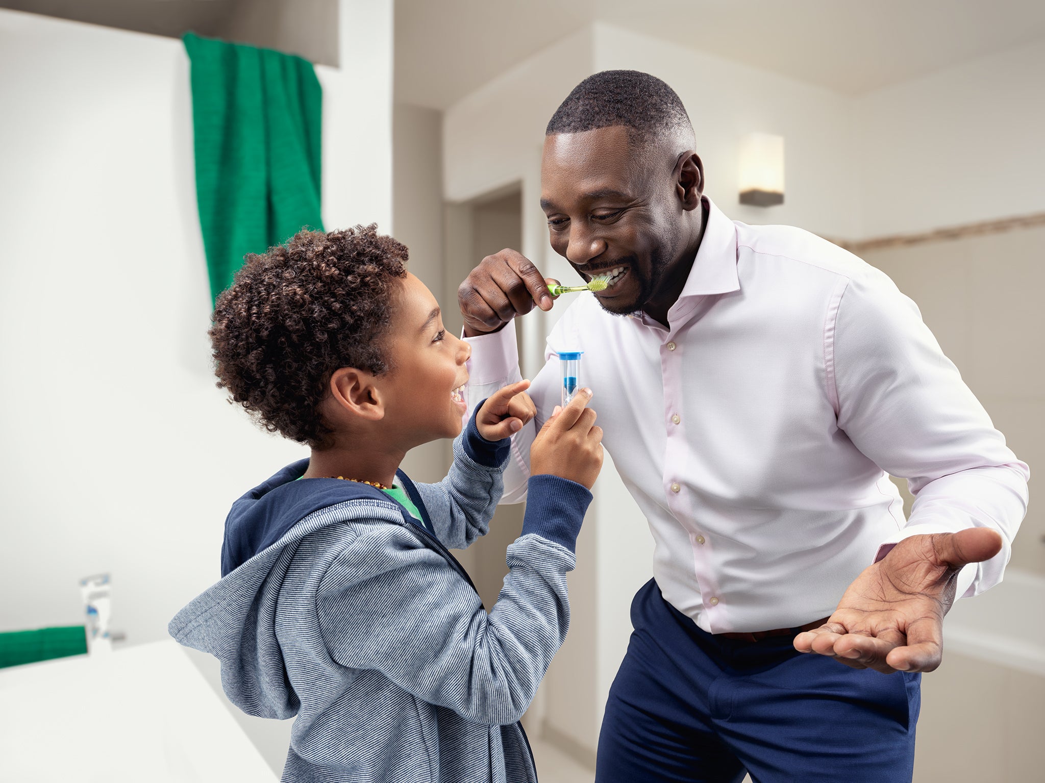 In-context-GUM-Technique-PRO-JUNIOR-TP-father-and-son-indicating-hourglass, In-context-GUM-Technique-PRO-JUNIOR-TP-father-and-son-indicating