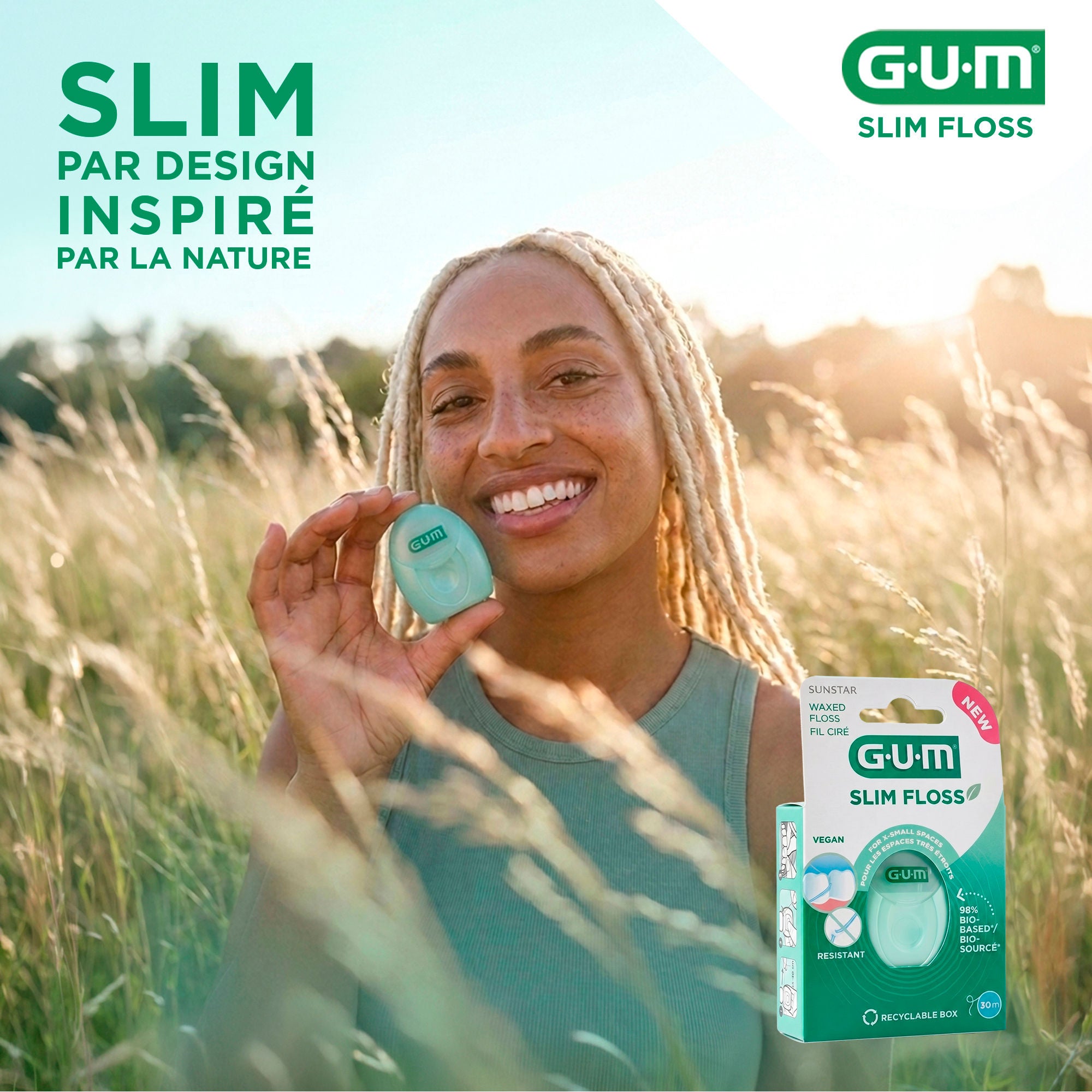Une femme souriante tient le GUM SLIM FLOSS 