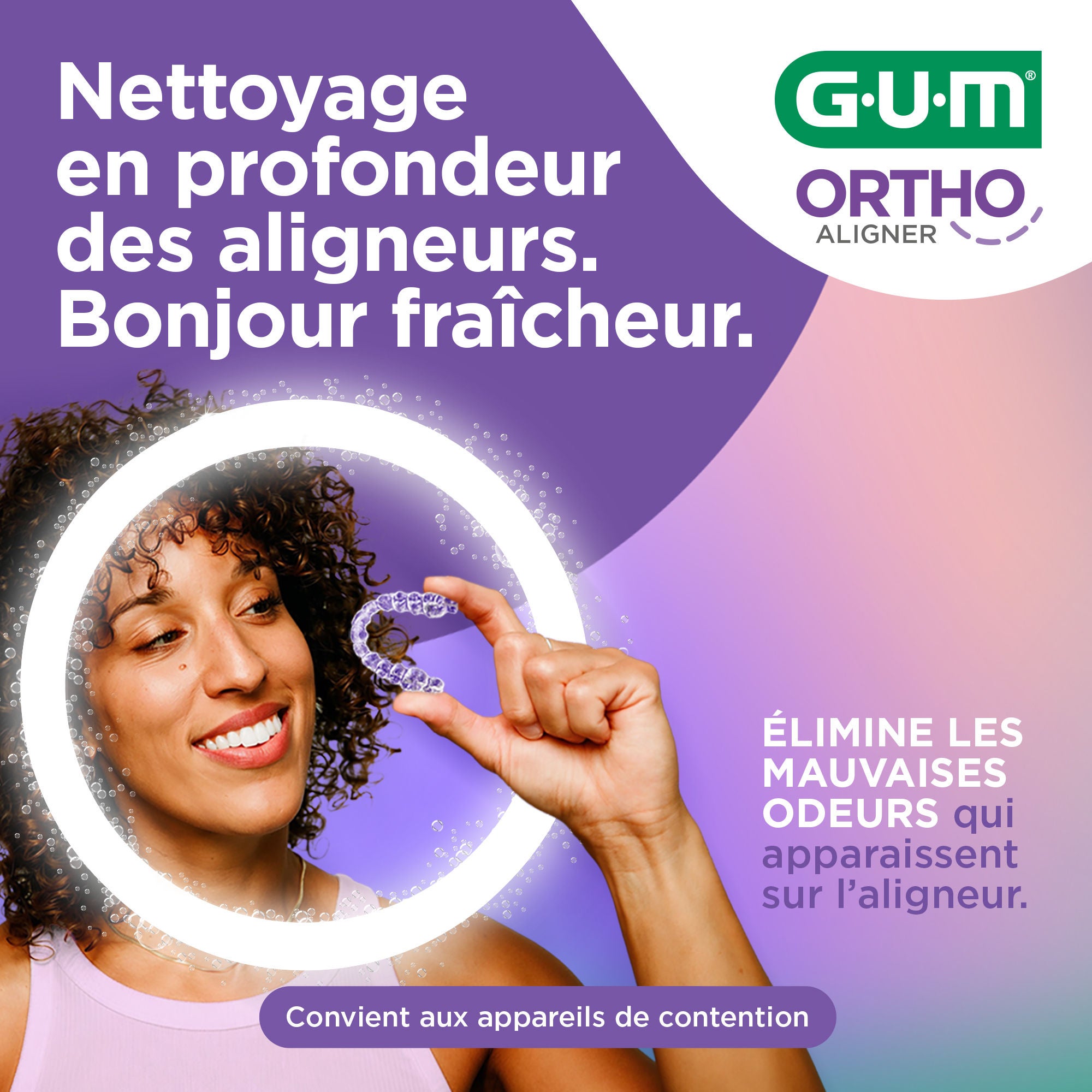 Aligneur GUM ORTHO et femme souriante tenant un aligneur à la main