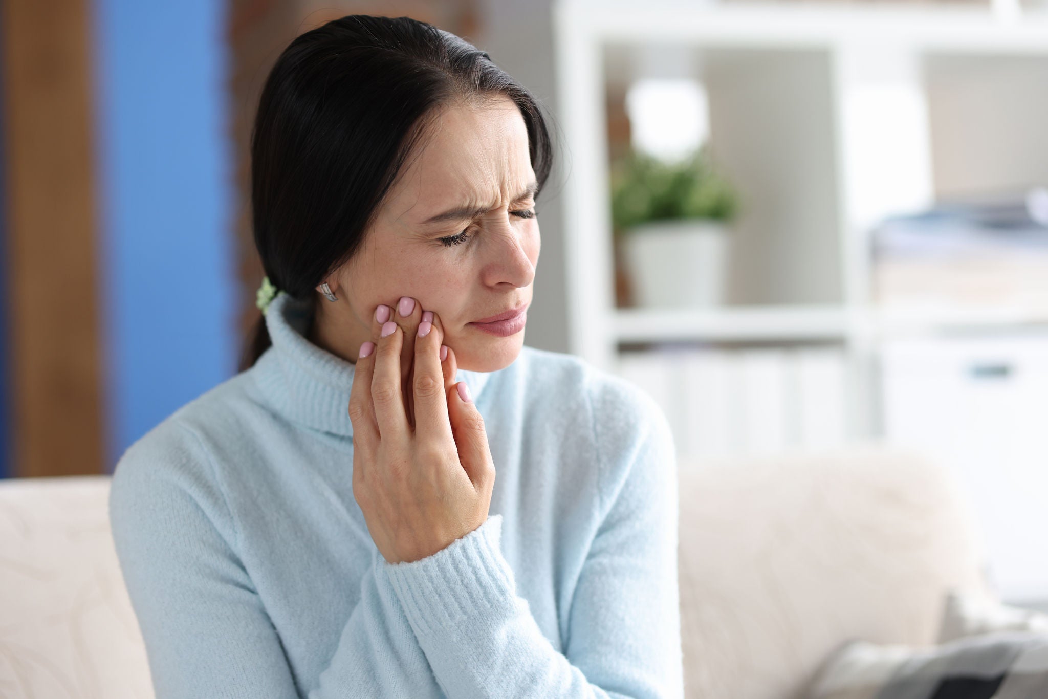 Young-woman-with-severe-toothache-at-home