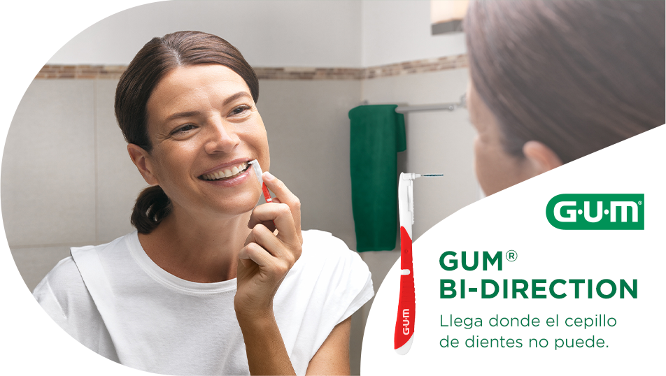 Mujer joven usando cepillo interdental GUM BI-DIRECTION