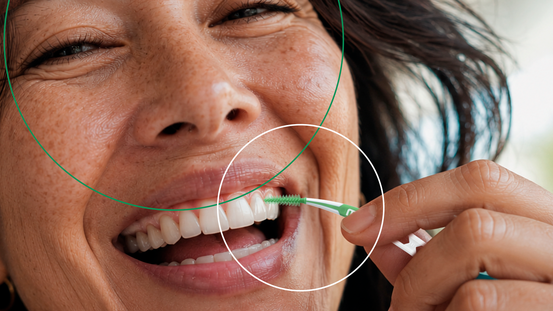 Femme utilisant une brossette interdentaire pour nettoyer les espaces entre ses dents