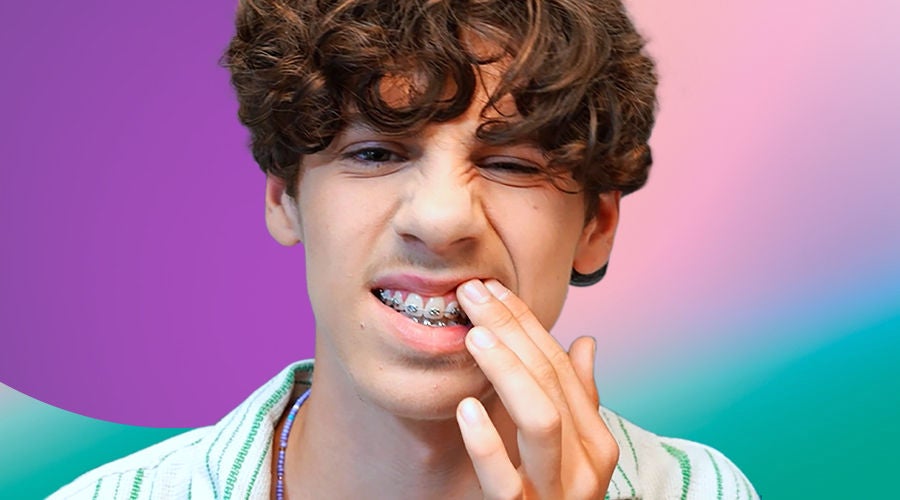 Lächelnder Teenager mit einem Kreis um den Mund, um die Zahnspange besser sehen zu können 