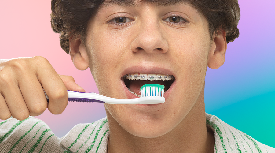 Adolescente con brackets y el cepillo GUM ORTHO para ortodoncia