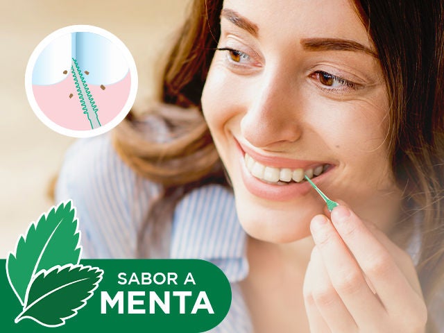 Mujer usando interndental con sabor a menta GUM SOFT-PICKS MINTY