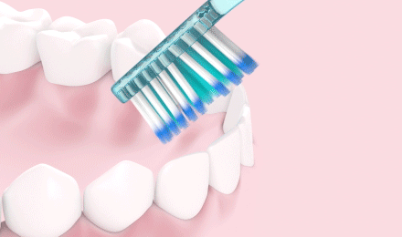 Cepillo de dientes GUM Technique PRO limpiando la cara interna de los dientes