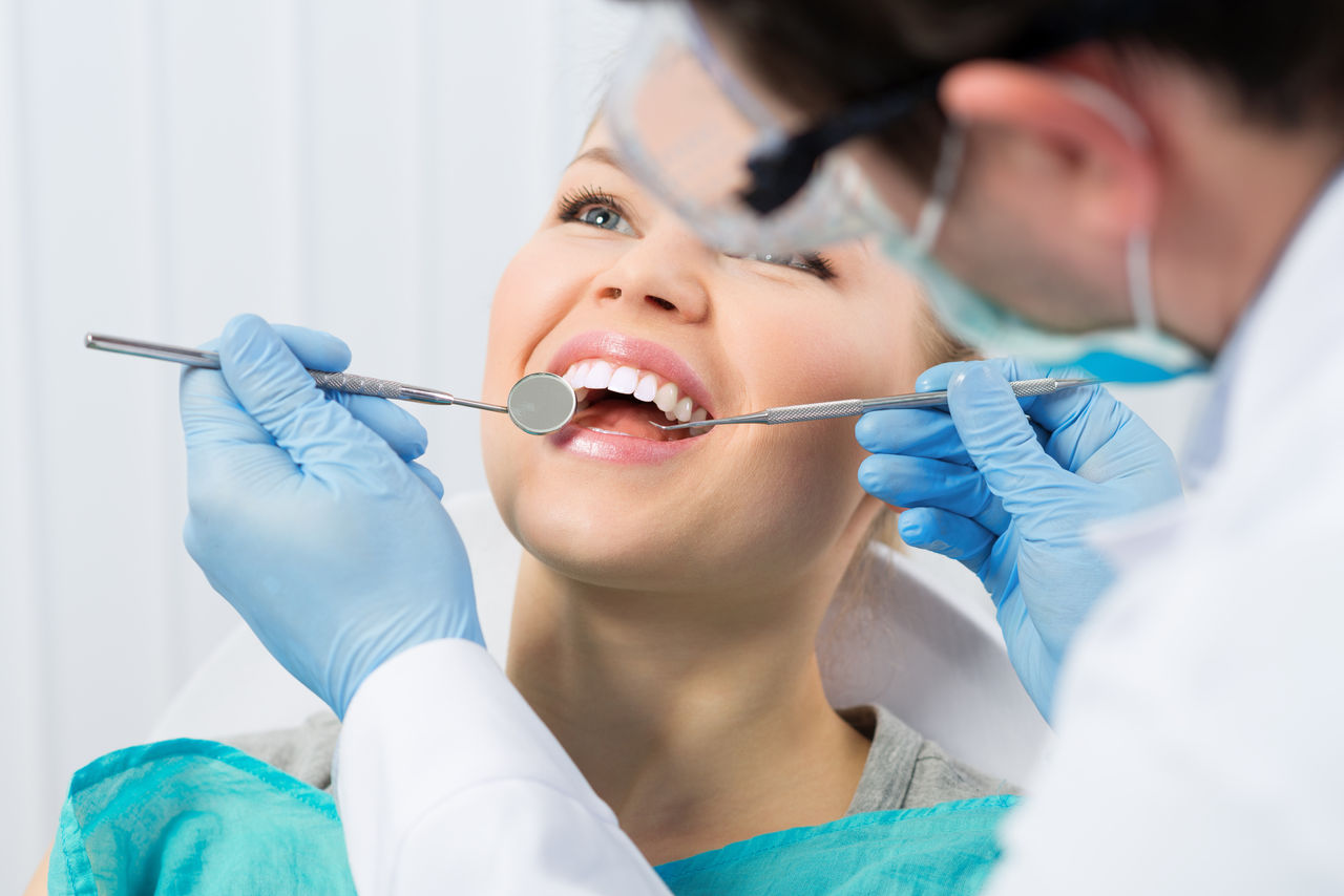 Lakowanie zębów – czym jest i czy jest szkodliwe?